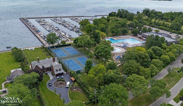 542 Lakepointe Street, Grosse Pointe Park, MI 48236