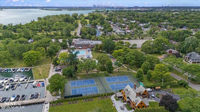 542 Lakepointe Street, Grosse Pointe Park, MI 48236