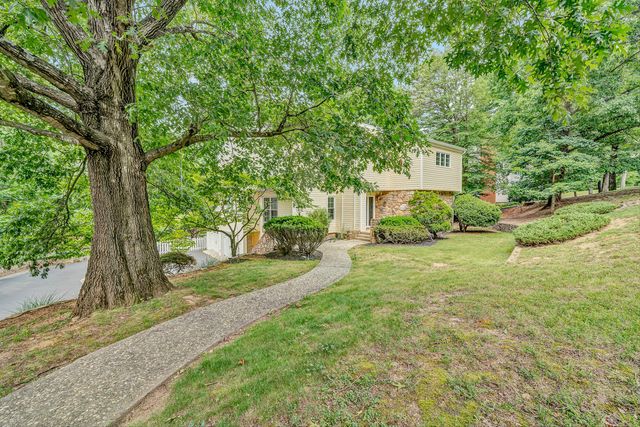 6344 Fairway Forest DR, Roanoke, VA 24018