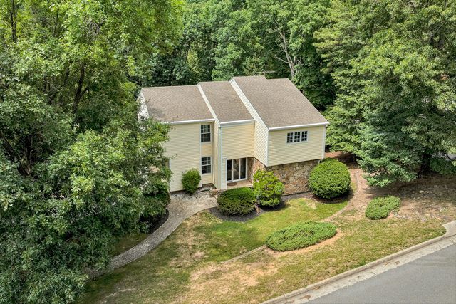 6344 Fairway Forest DR, Roanoke, VA 24018