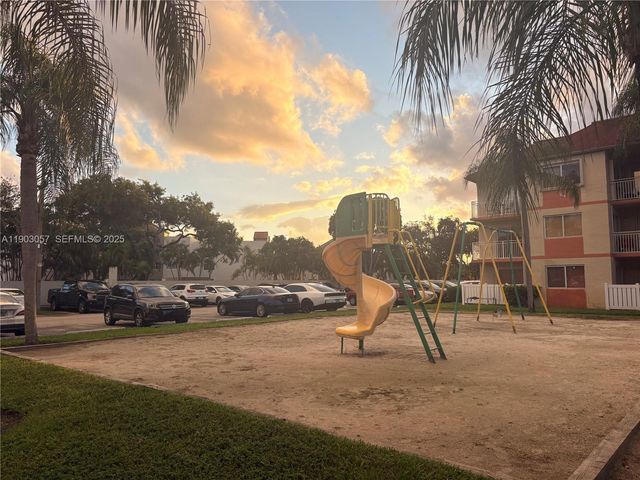 18850 NW 57th Avenue 306, Hialeah, FL 33015