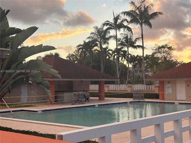 18850 NW 57th Avenue 306, Hialeah, FL 33015