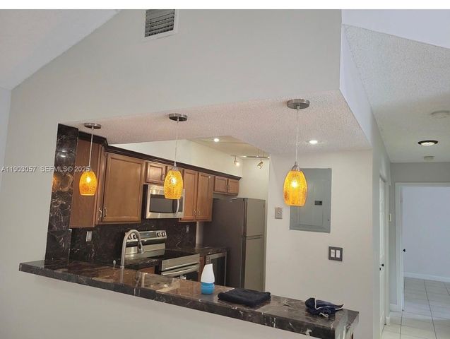 18850 NW 57th Avenue 306, Hialeah, FL 33015