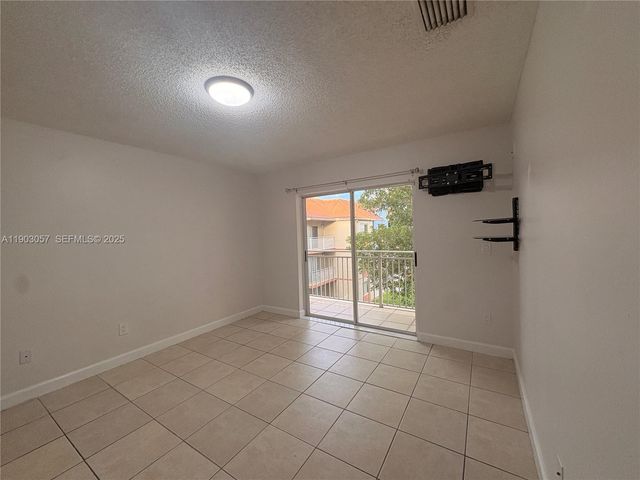 18850 NW 57th Avenue 306, Hialeah, FL 33015