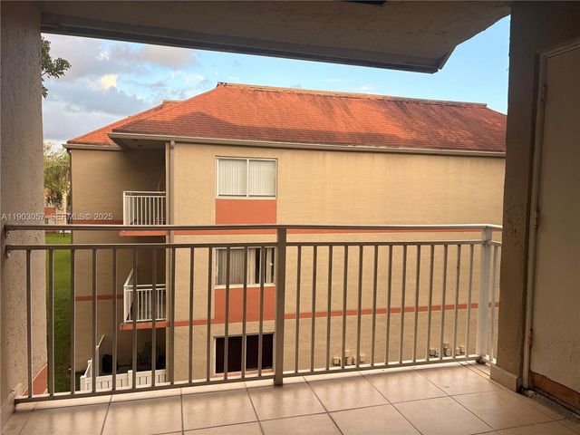 18850 NW 57th Avenue 306, Hialeah, FL 33015