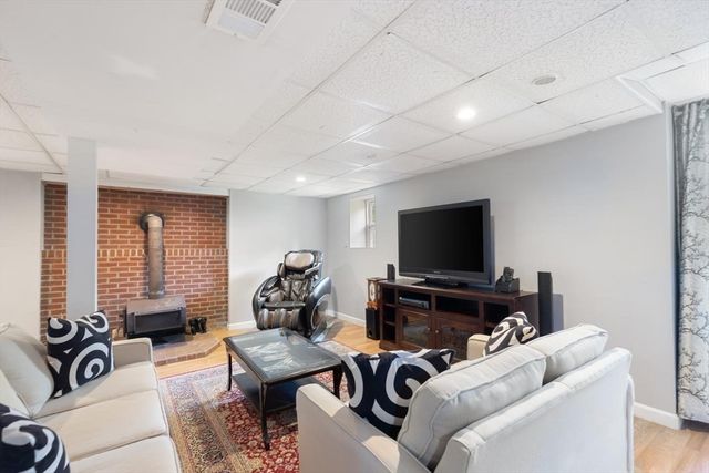 33 Marion St, Wilmington, MA 01887