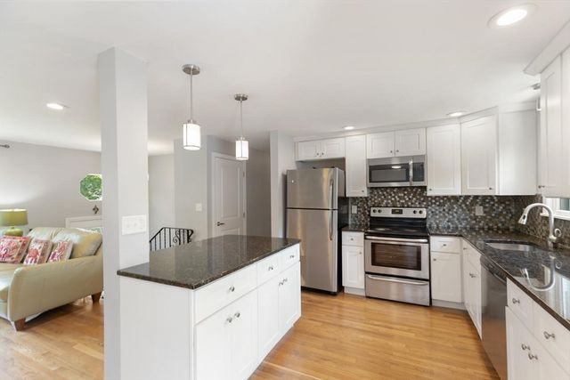 33 Marion St, Wilmington, MA 01887