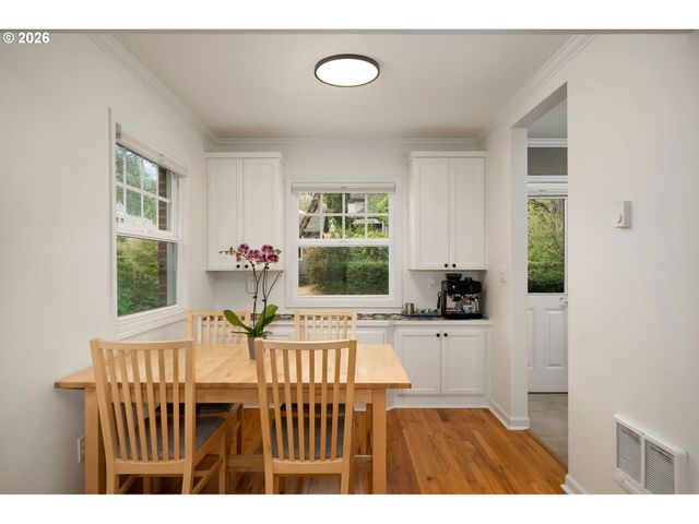 2555 Nw SAVIER St 18, Portland, OR 97210