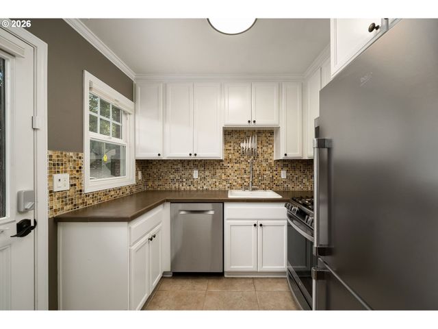 2555 Nw SAVIER St 18, Portland, OR 97210