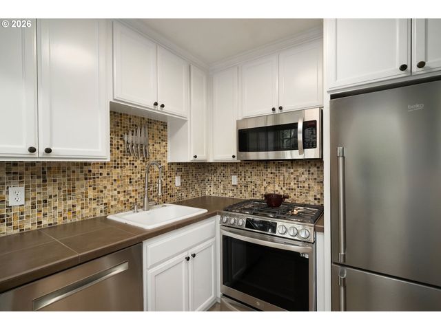 2555 Nw SAVIER St 18, Portland, OR 97210