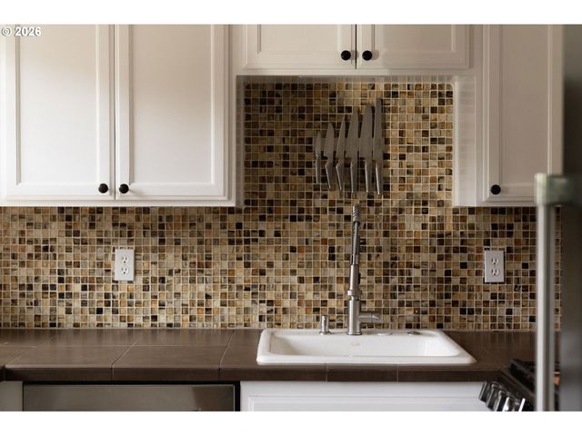 2555 Nw SAVIER St 18, Portland, OR 97210