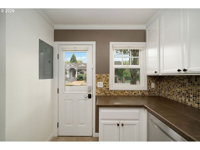 2555 Nw SAVIER St 18, Portland, OR 97210