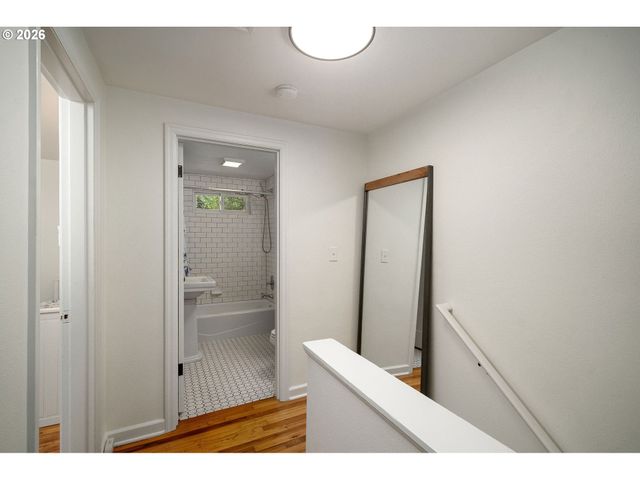 2555 Nw SAVIER St 18, Portland, OR 97210