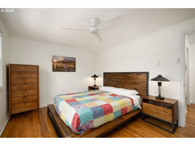 2555 Nw SAVIER St 18, Portland, OR 97210