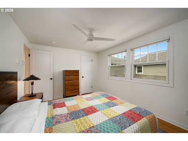 2555 Nw SAVIER St 18, Portland, OR 97210