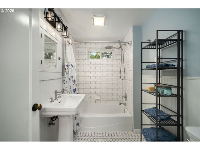 2555 Nw SAVIER St 18, Portland, OR 97210