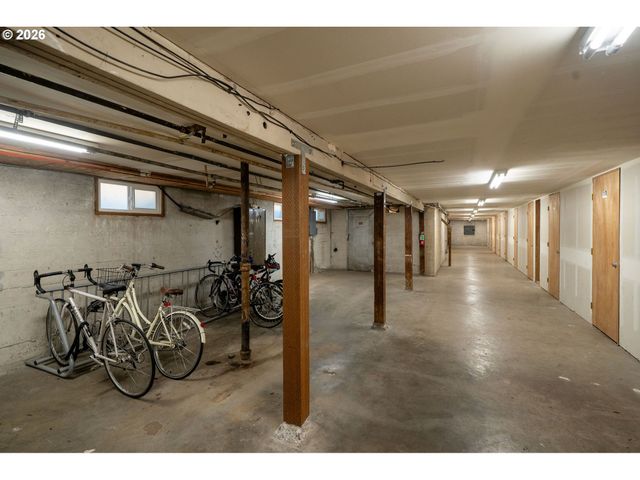 2555 Nw SAVIER St 18, Portland, OR 97210