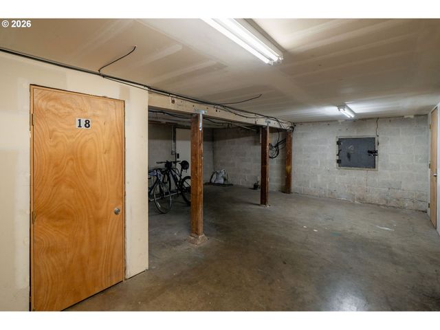 2555 Nw SAVIER St 18, Portland, OR 97210