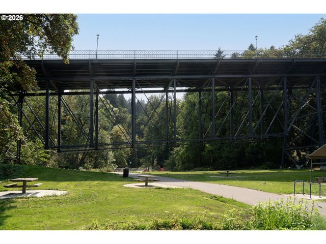 2555 Nw SAVIER St 18, Portland, OR 97210