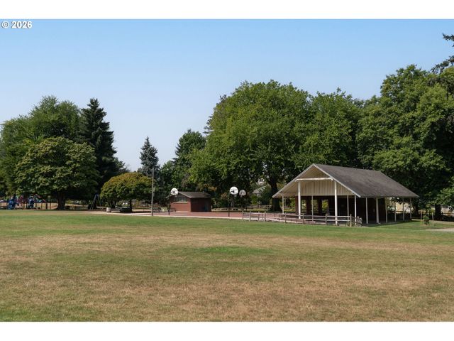 2555 Nw SAVIER St 18, Portland, OR 97210