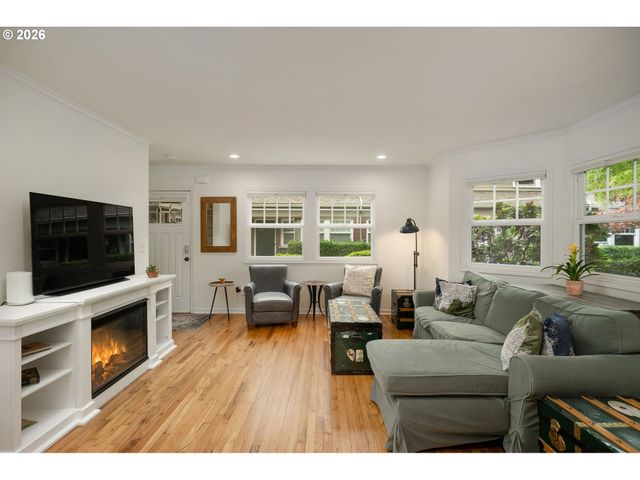2555 Nw SAVIER St 18, Portland, OR 97210