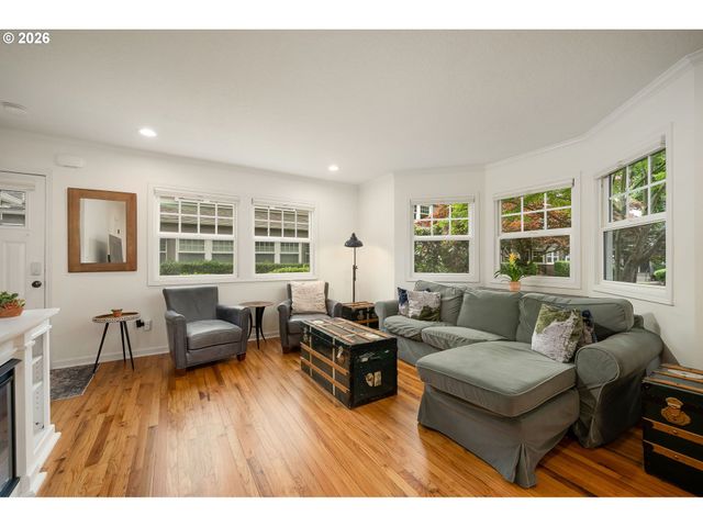 2555 Nw SAVIER St 18, Portland, OR 97210