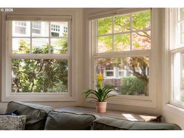 2555 Nw SAVIER St 18, Portland, OR 97210