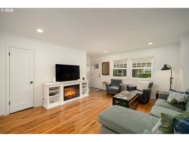 2555 Nw SAVIER St 18, Portland, OR 97210