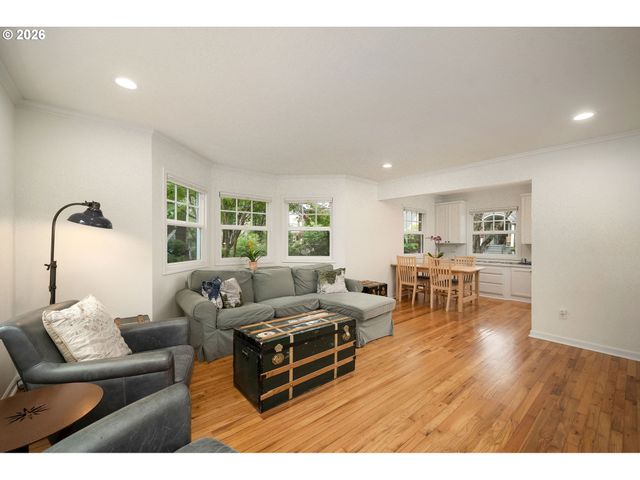 2555 Nw SAVIER St 18, Portland, OR 97210