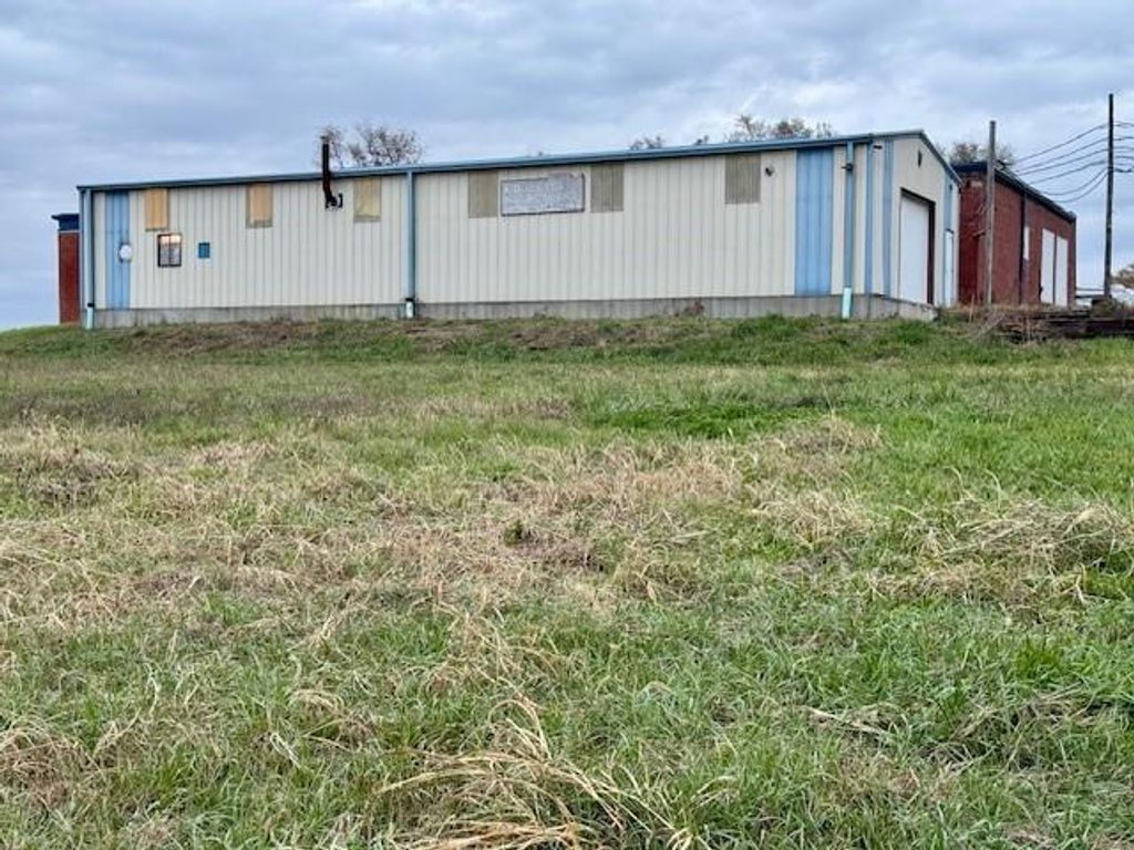 2391 SW 169 Highway, Gower, MO 64454