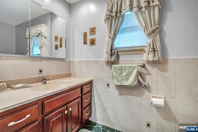 22 Chestnut, Bloomingdale, NJ 07403