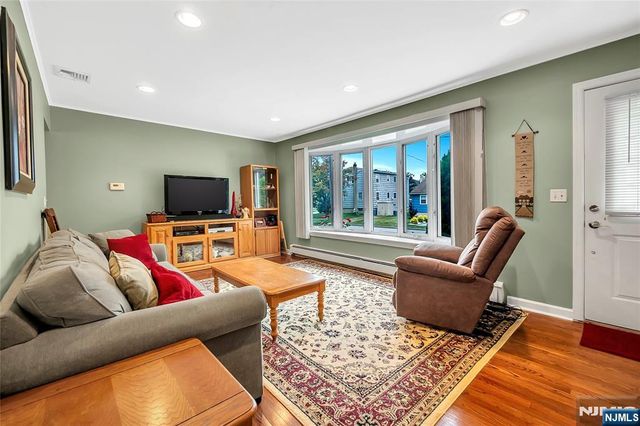 22 Chestnut, Bloomingdale, NJ 07403