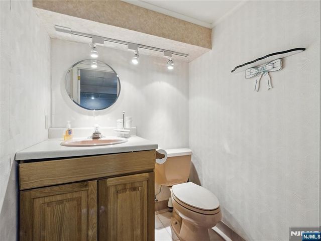 20 Tuxedo Avenue, Park Ridge, NJ 07656