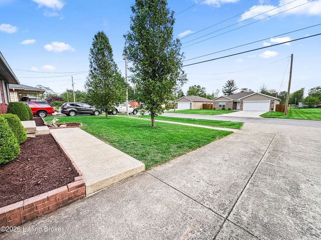 2005 White Oak Ln, Louisville, KY 40216