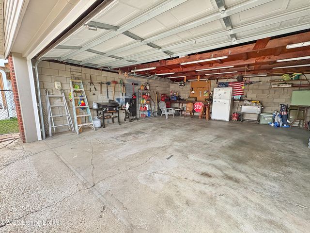 2005 White Oak Ln, Louisville, KY 40216