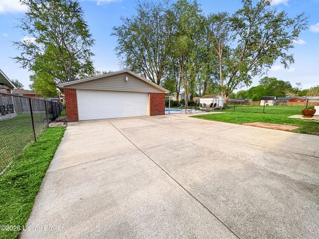 2005 White Oak Ln, Louisville, KY 40216