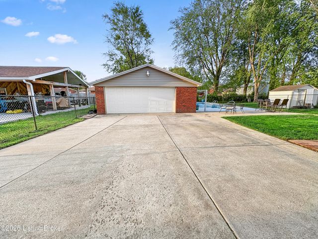 2005 White Oak Ln, Louisville, KY 40216