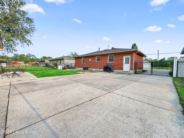 2005 White Oak Ln, Louisville, KY 40216