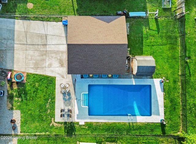 2005 White Oak Ln, Louisville, KY 40216