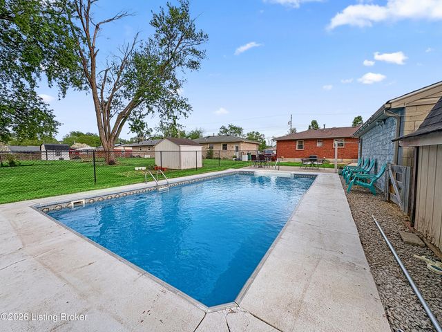 2005 White Oak Ln, Louisville, KY 40216