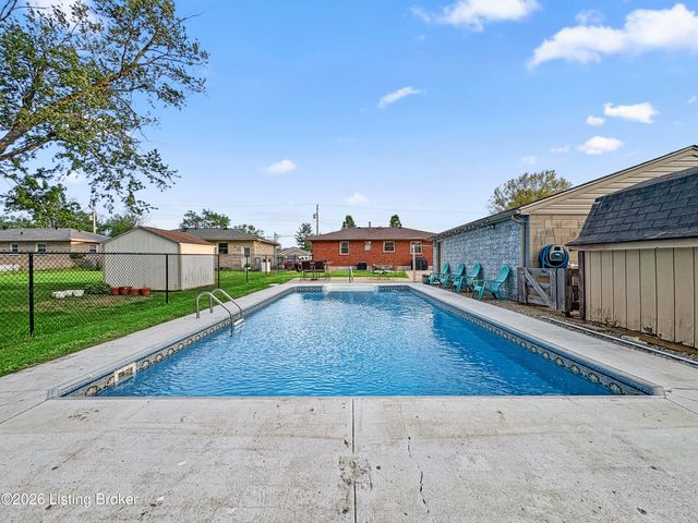 2005 White Oak Ln, Louisville, KY 40216