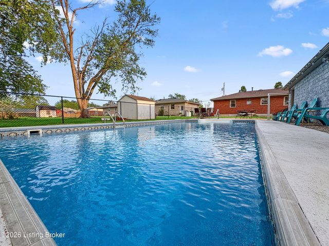 2005 White Oak Ln, Louisville, KY 40216