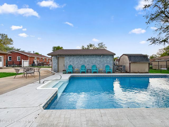 2005 White Oak Ln, Louisville, KY 40216