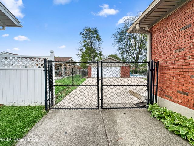 2005 White Oak Ln, Louisville, KY 40216