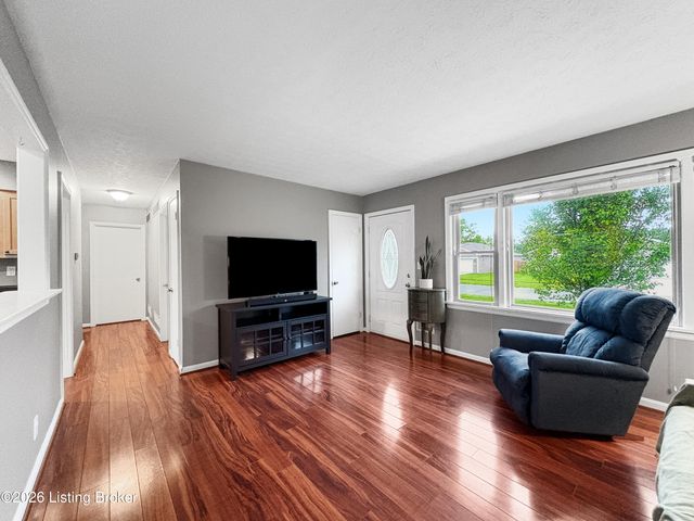 2005 White Oak Ln, Louisville, KY 40216