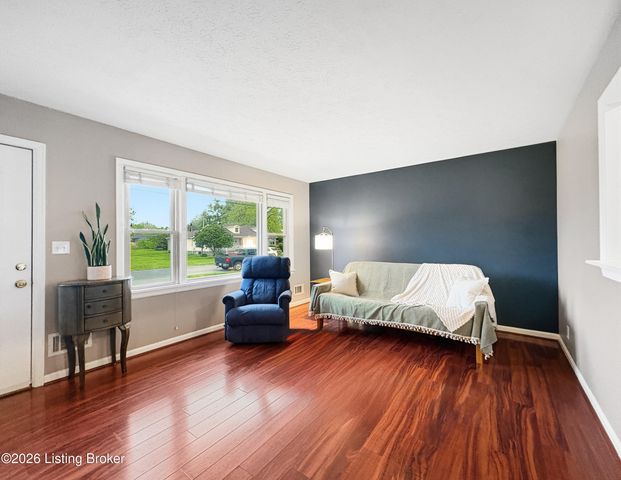 2005 White Oak Ln, Louisville, KY 40216