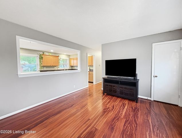 2005 White Oak Ln, Louisville, KY 40216