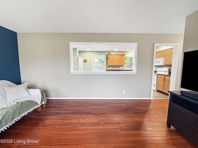 2005 White Oak Ln, Louisville, KY 40216