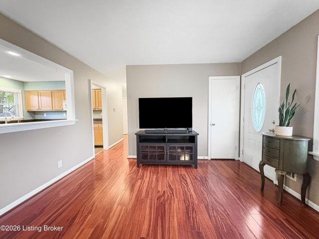 2005 White Oak Ln, Louisville, KY 40216