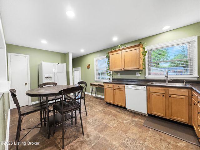 2005 White Oak Ln, Louisville, KY 40216